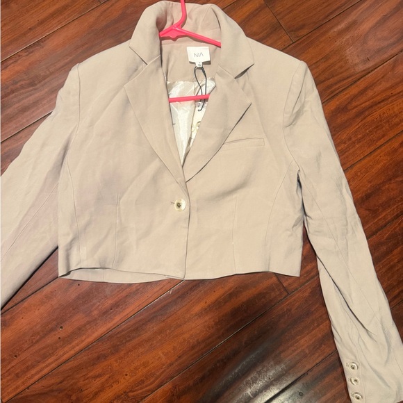 Cropped Beige Tailored Blazer with Single-Button Closure - Picture 10 of 10